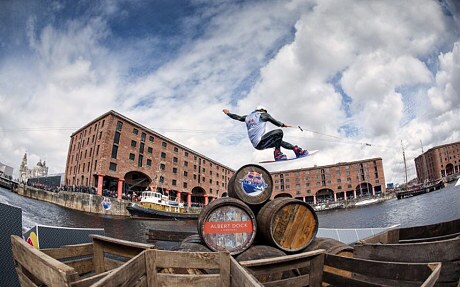 Профессиональный вейкбордист на мероприятии Red Bull Harbour Reach в Ливерпуле (Фото: Red Bull)