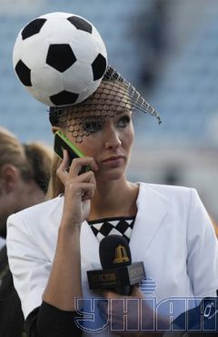 Первой из раздевалки вышла журналистка Катя Осадчая: сегодня с «мячом» на голове