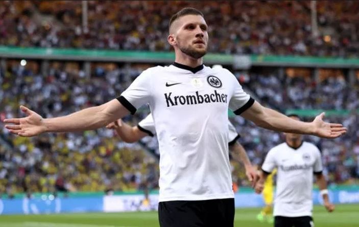 С одной стороны, ничего невероятного, но такая результативность поражать более, если учитывать, что в сезоне 2017/18 Айнтрахт забил всего 45 голов в рамках немецкой Бундеслиги