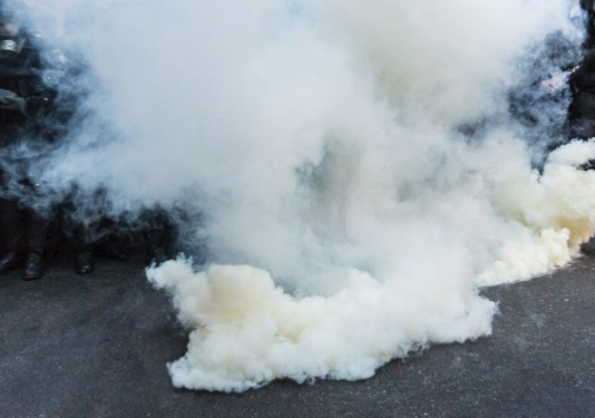 В результате взрыва помещение магазина заполнил едкий дым с химическим запахом